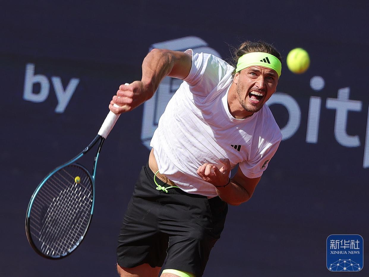 包含英国网球队险胜日本网球队，兹维列夫爆发神勇的词条